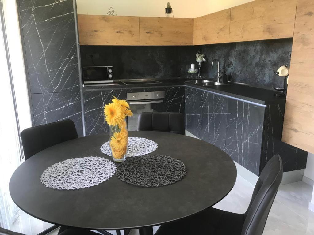 Hedonist-Luxury 2 Bedroom Apartment With Private Hot Tub, Garden And Free Parking Trogir Extérieur photo