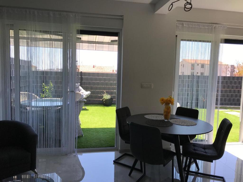 Hedonist-Luxury 2 Bedroom Apartment With Private Hot Tub, Garden And Free Parking Trogir Extérieur photo