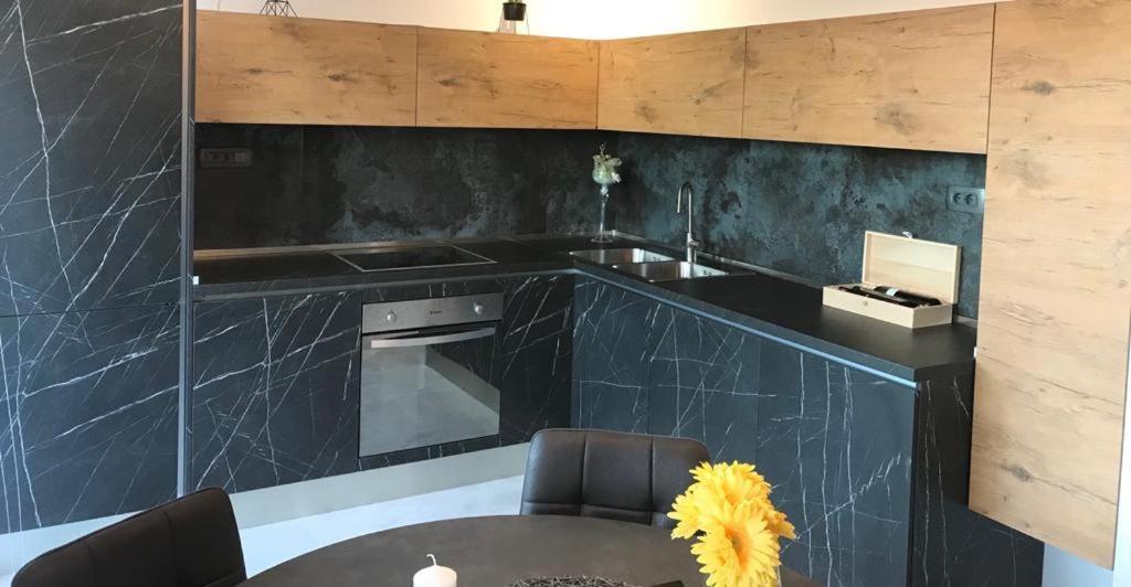 Hedonist-Luxury 2 Bedroom Apartment With Private Hot Tub, Garden And Free Parking Trogir Extérieur photo