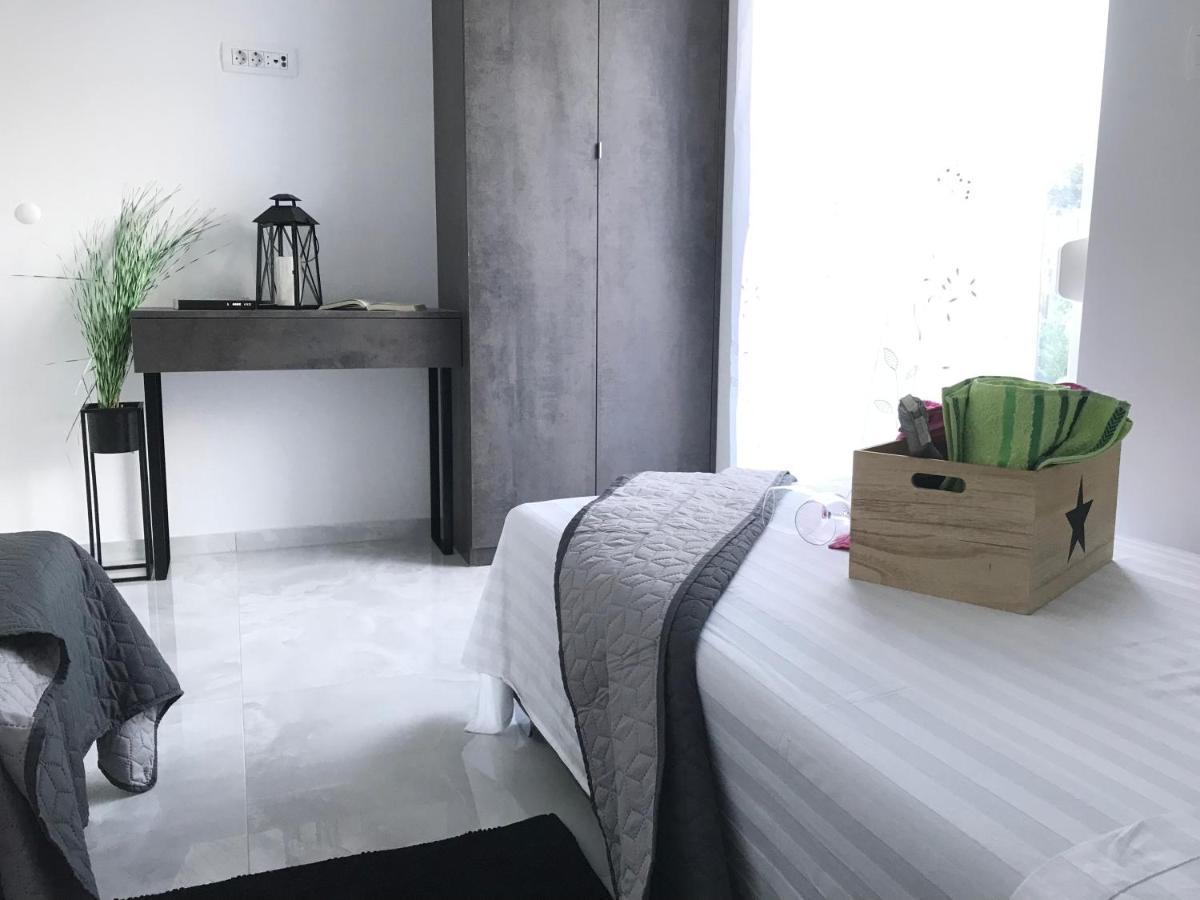 Hedonist-Luxury 2 Bedroom Apartment With Private Hot Tub, Garden And Free Parking Trogir Extérieur photo