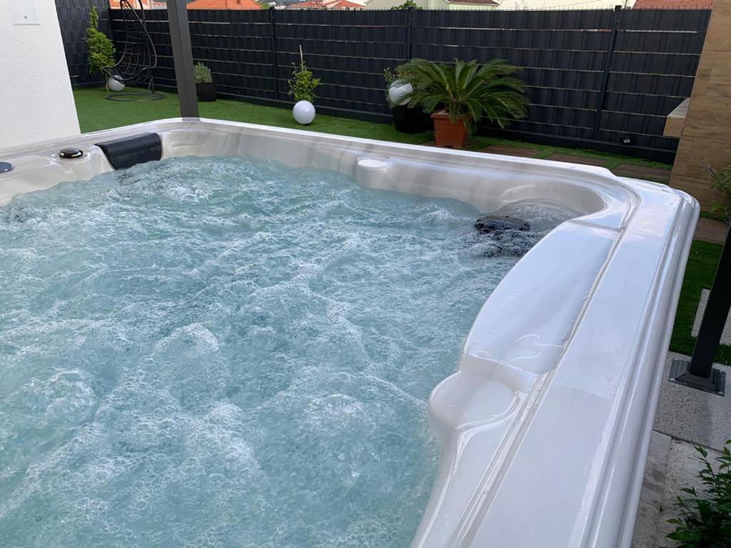 Hedonist-Luxury 2 Bedroom Apartment With Private Hot Tub, Garden And Free Parking Trogir Extérieur photo