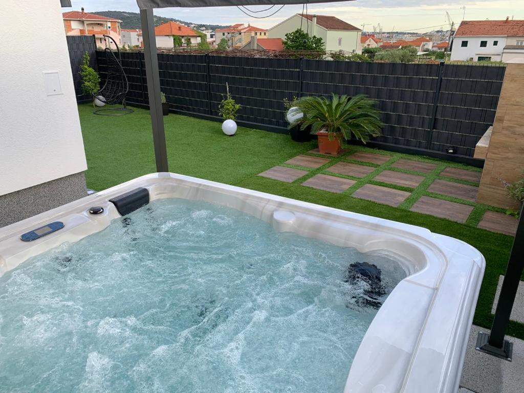 Hedonist-Luxury 2 Bedroom Apartment With Private Hot Tub, Garden And Free Parking Trogir Extérieur photo
