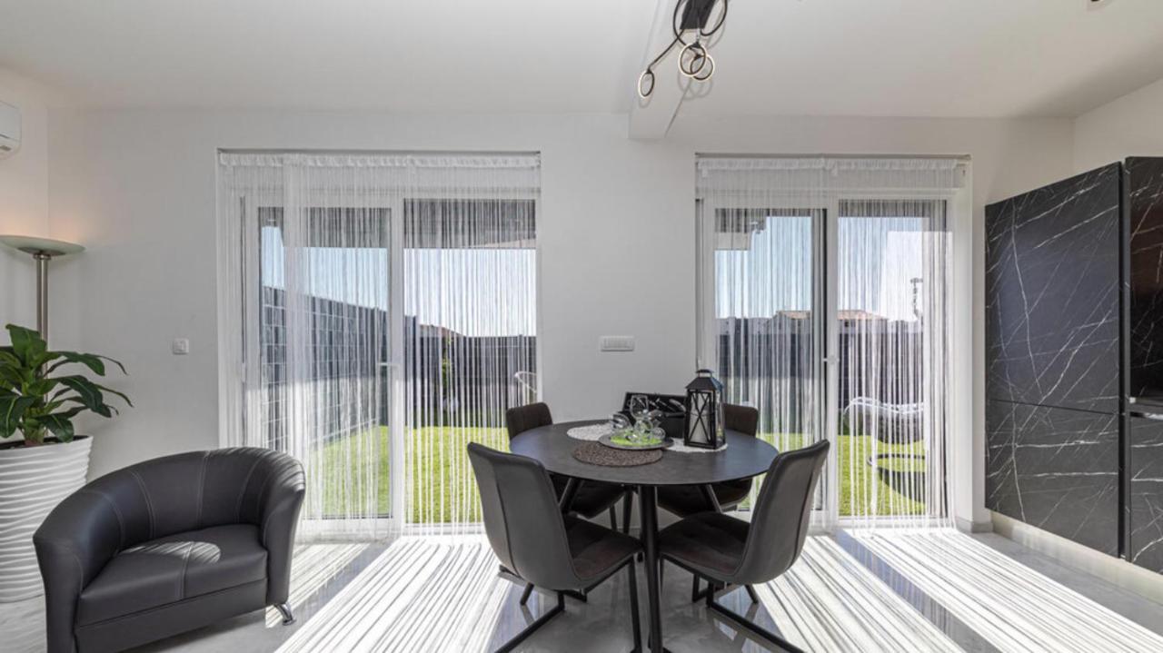 Hedonist-Luxury 2 Bedroom Apartment With Private Hot Tub, Garden And Free Parking Trogir Extérieur photo