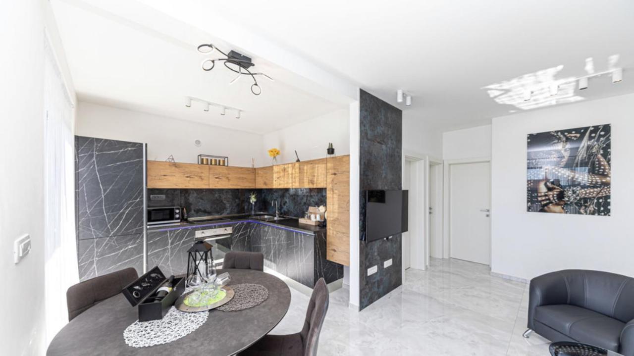 Hedonist-Luxury 2 Bedroom Apartment With Private Hot Tub, Garden And Free Parking Trogir Extérieur photo
