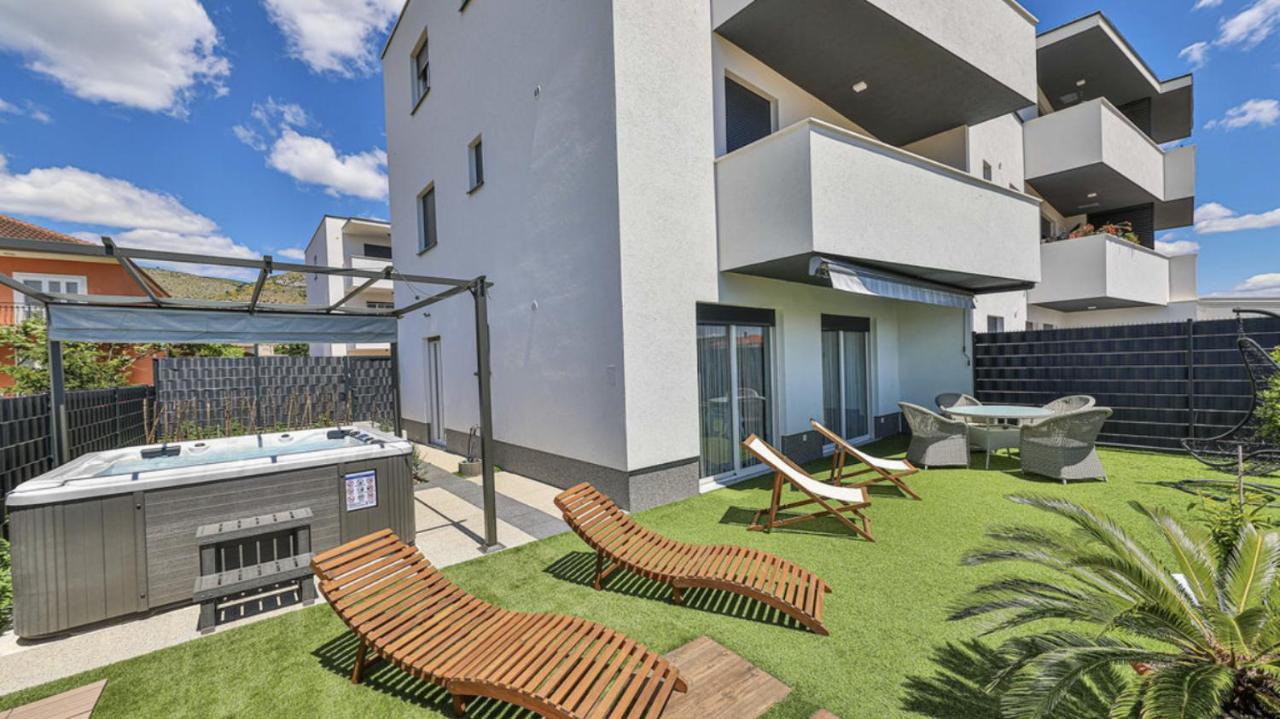 Hedonist-Luxury 2 Bedroom Apartment With Private Hot Tub, Garden And Free Parking Trogir Extérieur photo
