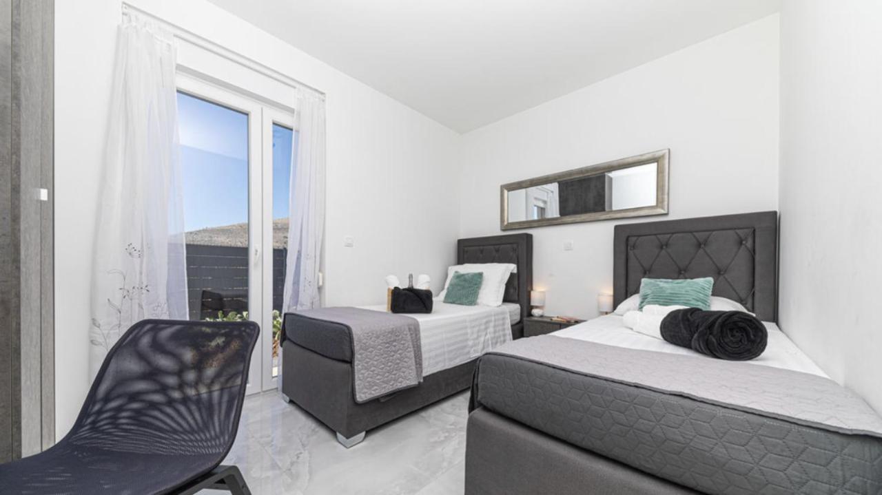 Hedonist-Luxury 2 Bedroom Apartment With Private Hot Tub, Garden And Free Parking Trogir Extérieur photo